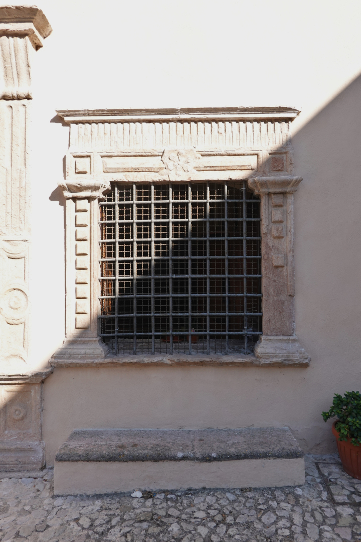 Chiesa di Santa Maria delle Grazie - finestra - Sant'Anatolia di Narco